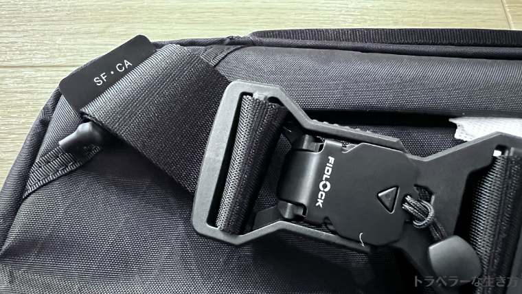 着脱がよりスマートになったAer Day Sling 4 Maxの新型マグネットバックル