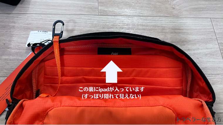 Aer Day Sling 4 Maxの専用クッションポケットにiPad を収納した様子