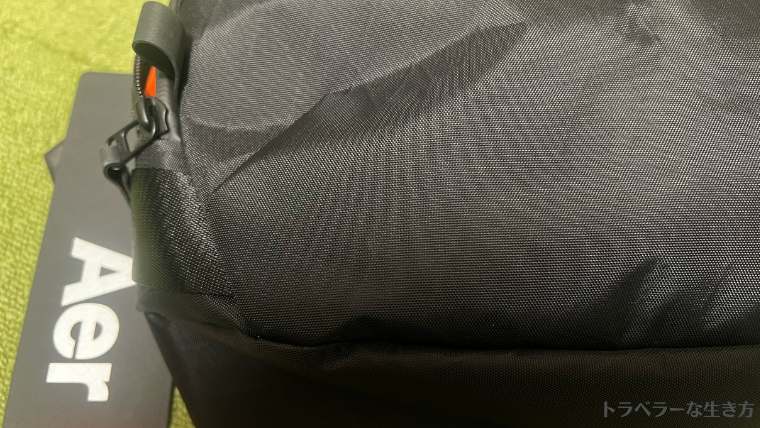 防水性と軽量性に優れたAer Day Sling 4 MaxのX-Pac素材の質感